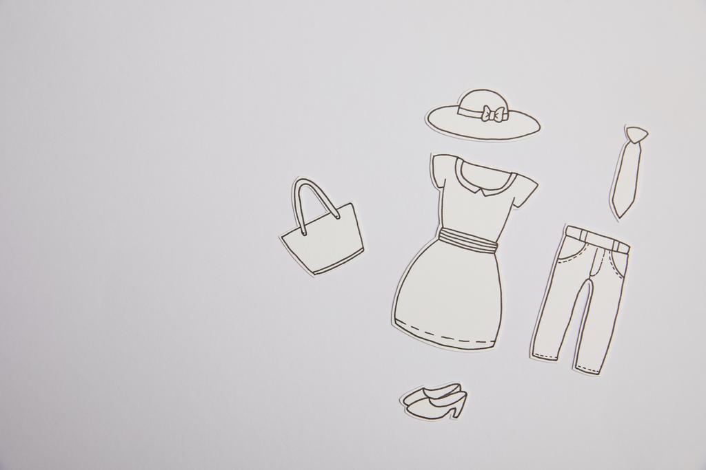 верхний вид разложенной бумажной одежды, изолированной на сером, торговый концепт
 - Фото, изображение