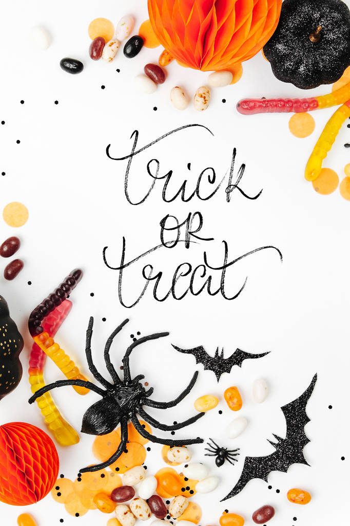 Affiche de vacances Halloween avec bonbons, décorations et lettrage astuce ou traiter
  - Photo, image