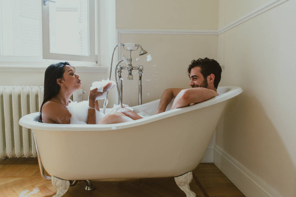 Verliebte Paare verbringen Zeit miteinander im Haus. Romantische Momente im Badezimmer - Foto, Bild