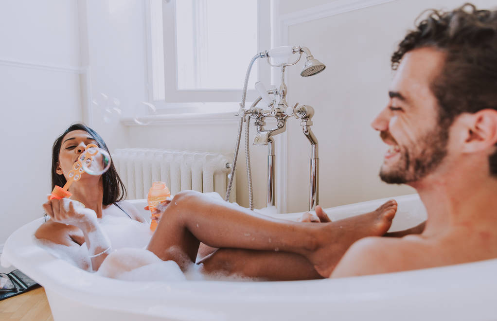 Пара влюбленных, проводящих время вместе в доме. Романтические моменты в ванной комнате
 - Фото, изображение