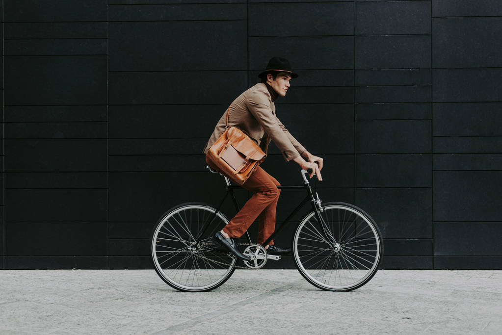 Bello giovane uomo d'affari con la sua bicicletta moderna
. - Foto, immagini