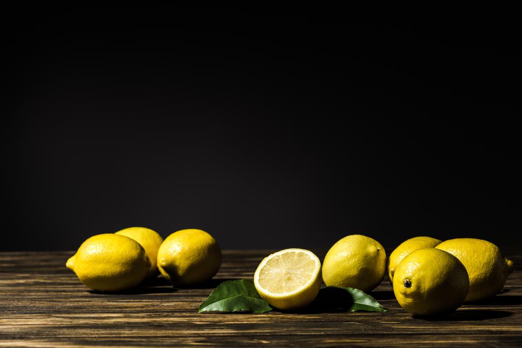 citrons jaunes juteux sur table en bois avec fond noir
 - Photo, image