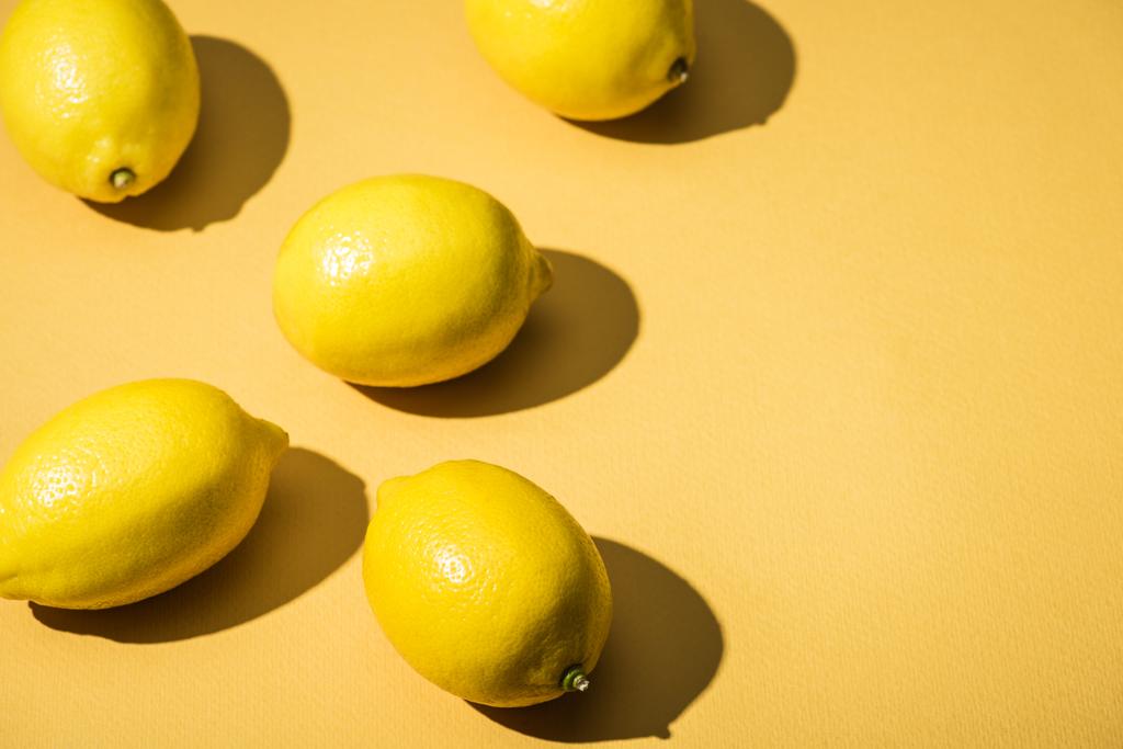 limoni freschi su sfondo minimalista giallo con spazio di copia
 - Foto, immagini