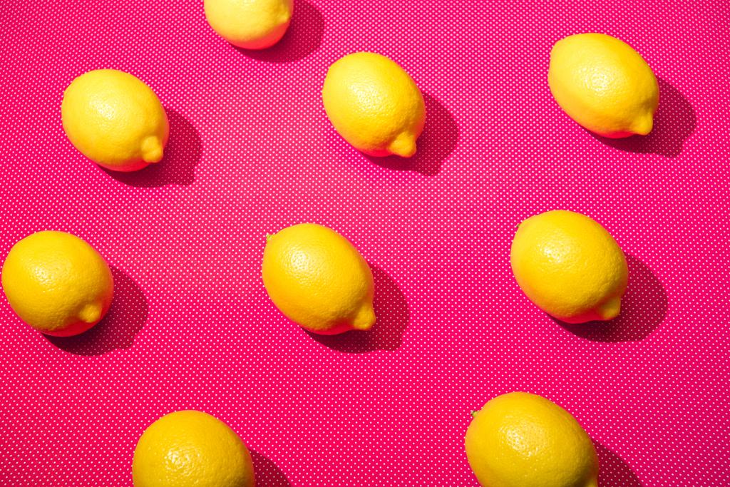 органічні жовті лимони на рожевому фоні
 - Фото, зображення