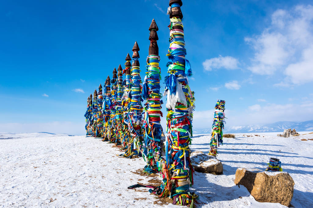 Pilares rituais de madeira com fitas coloridas na capa Burkhan, Lake Baikal, Olkhon Island, Sibéria, Rússia
 - Foto, Imagem