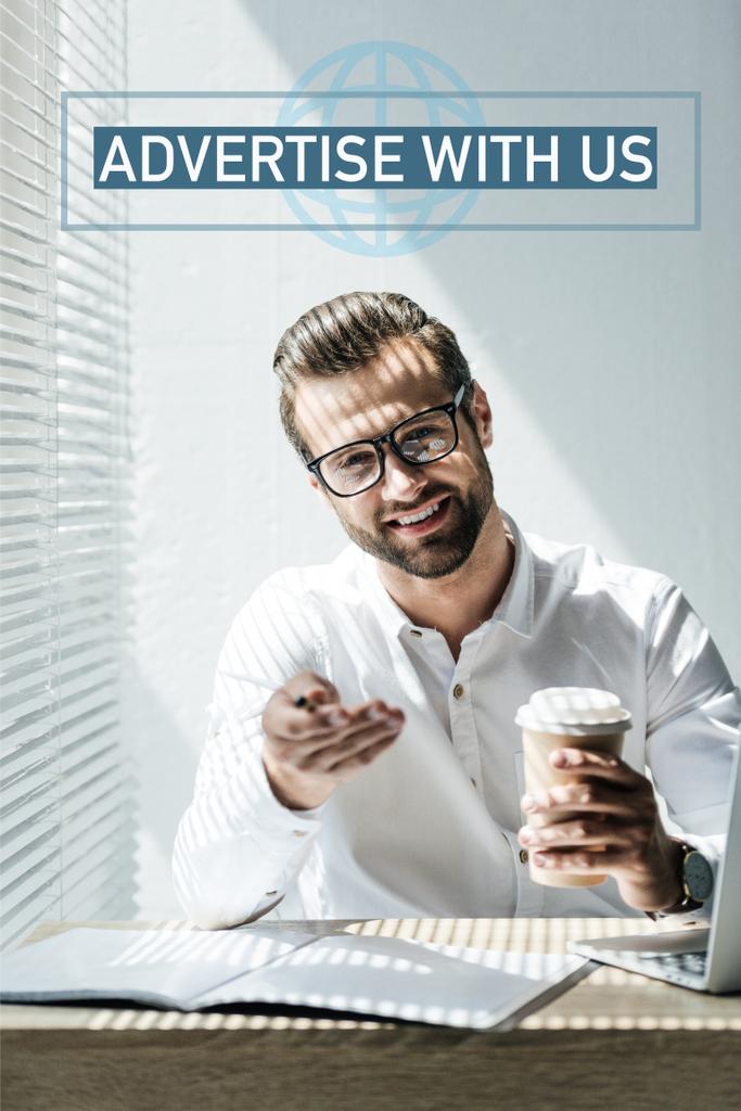 успешный SEO разработчик сидит на рабочем месте с чашкой кофе, с надписью "Реклама с нами"
 - Фото, изображение
