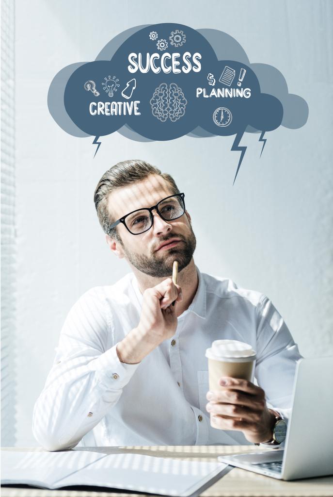 doordachte zakenman zittend op werkplek met cloud met met succes, planning, creatief tekenen - Foto, afbeelding