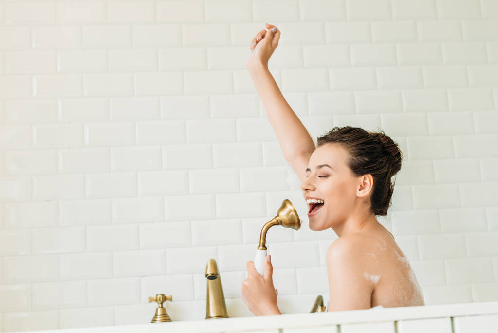 красивая счастливая девушка поет и веселится в ванне
 - Фото, изображение