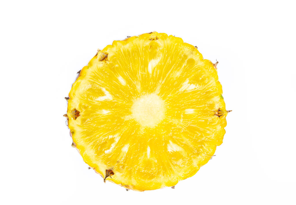 Close-up van ananas segment geïsoleerd op witte achtergrond - Foto, afbeelding