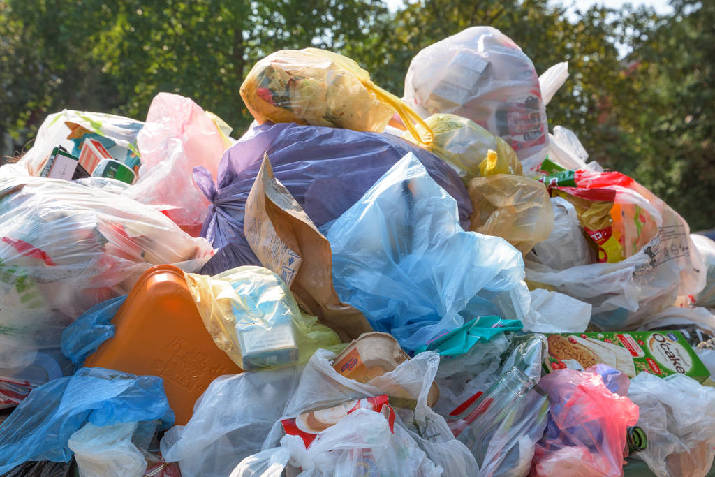 週末、例示の社説に都市固形廃棄物または共用のゴミであふれている Novi Sad の容器でノヴィサド、セルビア - 2018 年 8 月 18 日。 - 写真・画像