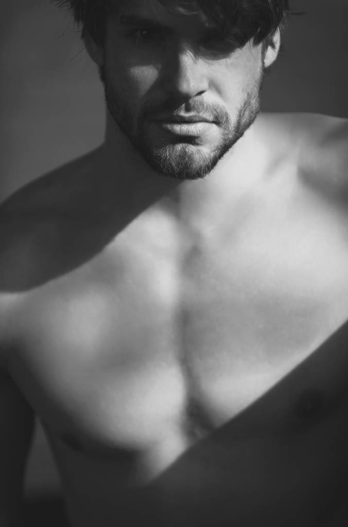 Красивий чоловік з бородою або сексуальний м'язистий мачо
 - Фото, зображення