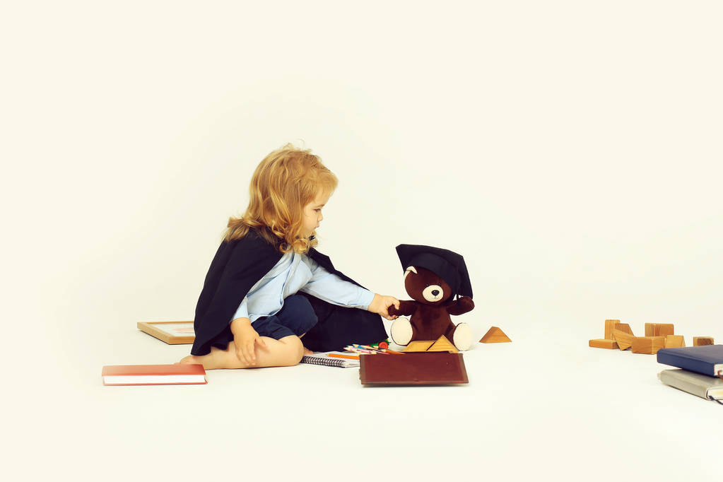 Pequeño niño jugando con oso
 - Foto, Imagen