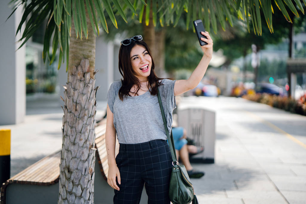 atraente jovem asiático mulher usando smartphone
  - Foto, Imagem