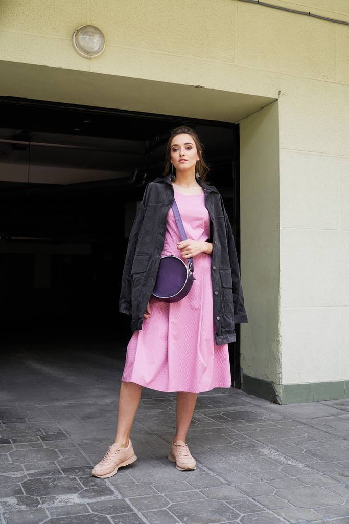 stylisches weibliches Modemodel posiert auf der Straße  - Foto, Bild