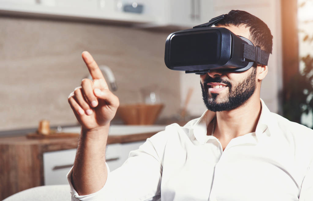 bärtiger Mann mit Virtual-Reality-Brille nach Hause - Foto, Bild