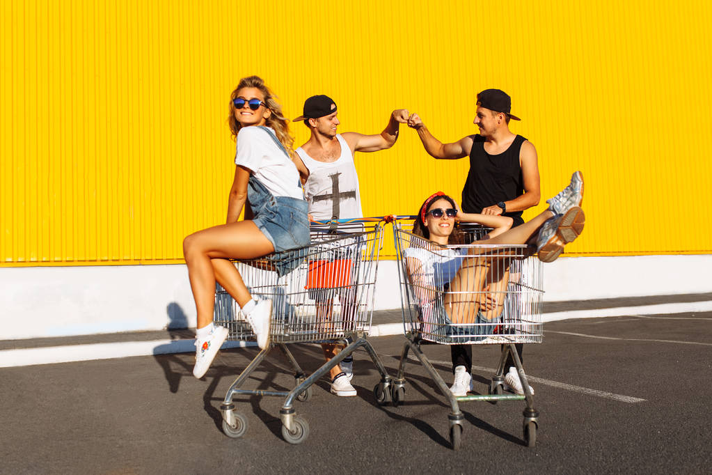 Büyük bir eğlence arabaları, süpermarket, yakın arkadaşları binmek, bir grup genç insan arabaları üzerinde sürmek, aşık çiftler güneşli havalarda eğlenin - Fotoğraf, Görsel