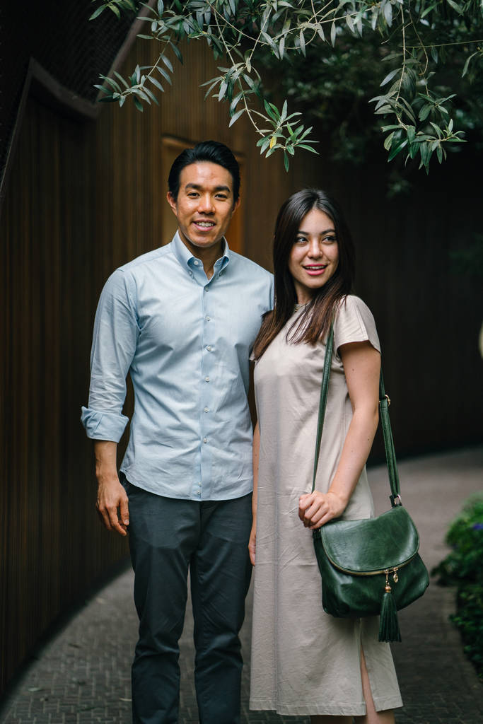 Портрет молодой счастливой азиатской пары, позирующей
  - Фото, изображение