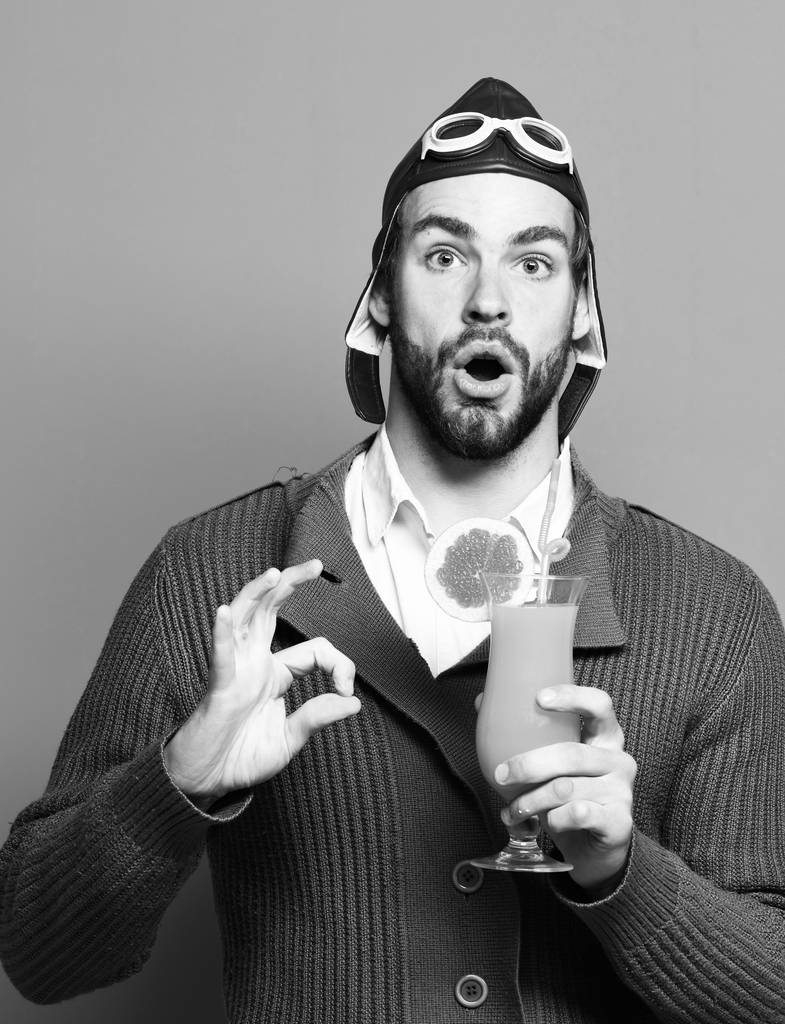 бородатий пілот з коктейлем у склянці
 - Фото, зображення