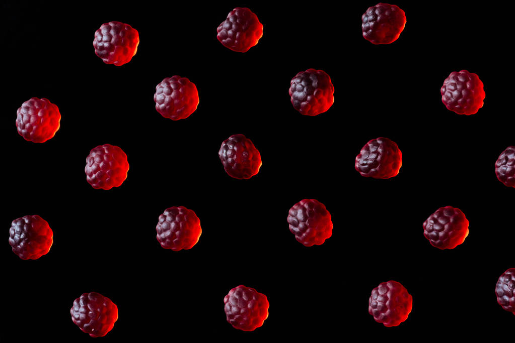 Sammlung von roten Gelee-Bonbons in Form von Himbeeren isoliert auf schwarz - Foto, Bild