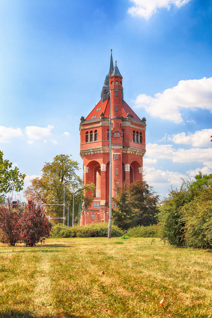WROCLAW, POLONIA - 18 de agosto de 2018: La torre de agua de Sudecka Street en Wroclaw, 63 metros de altura, diseñada por Karl Klimm. Construido 1904-1905, situado en Borek, el distrito de Krzyki, Wroclaw, Polonia
. - Foto, Imagen