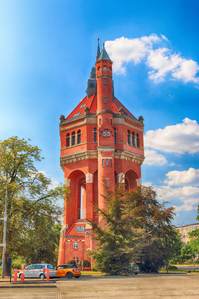 Wroclaw, Polen - 18 augustus 2018: De watertoren op Sudecka Street in Wroclaw, 63 meter hoog, ontworpen door Karl Klimm. Ingebouwde 1904-1905, gelegen in het district van Krzyki, Borek, Wroclaw, Polen. - Foto, afbeelding