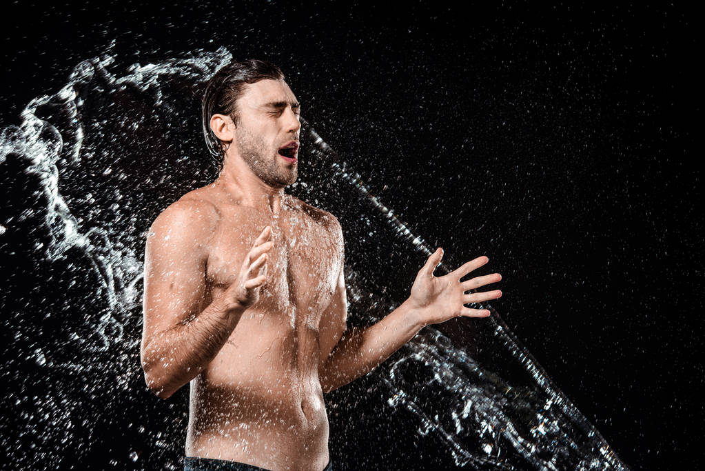 puolella näkymä emotionaalinen nuori mies täynnä vettä eristetty musta
 - Valokuva, kuva