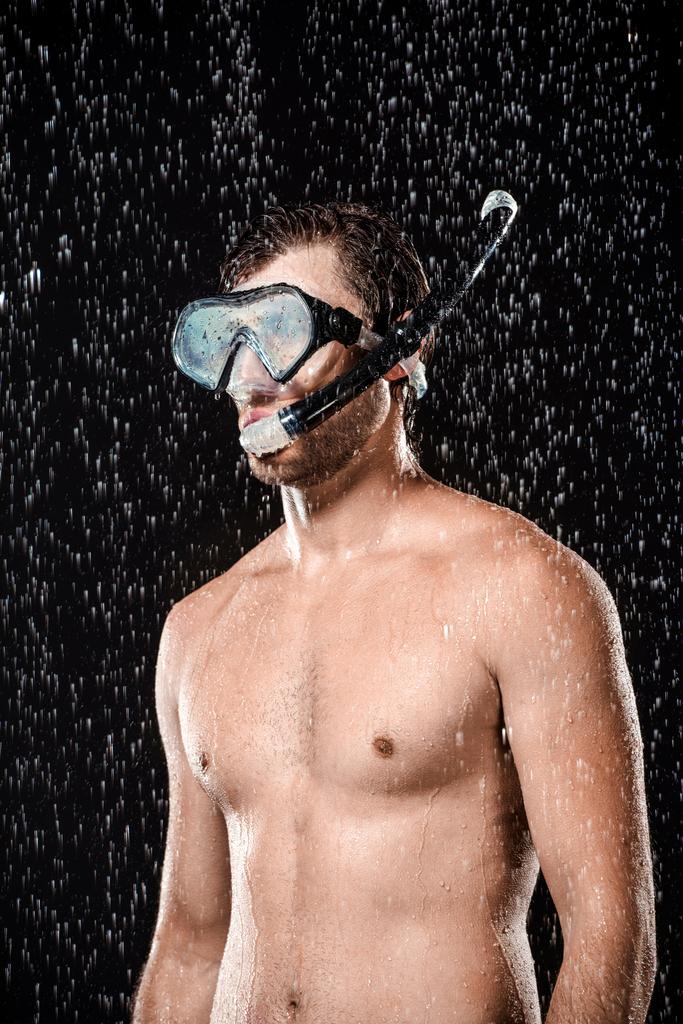 ritratto di uomo senza maglietta in maschera da nuoto con boccaglio in piedi sotto gocce d'acqua isolate su nero
 - Foto, immagini