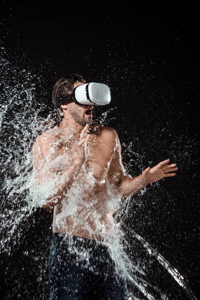 shirtless άνθρωπος vr ακουστικά swilled με νερό που απομονώνονται σε μαύρο - Φωτογραφία, εικόνα