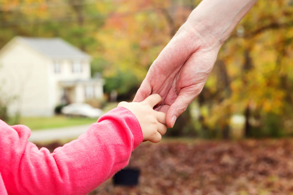 Pikkulapsi tyttö kädestä isänsä kanssa syksyllä päivä
 - Valokuva, kuva