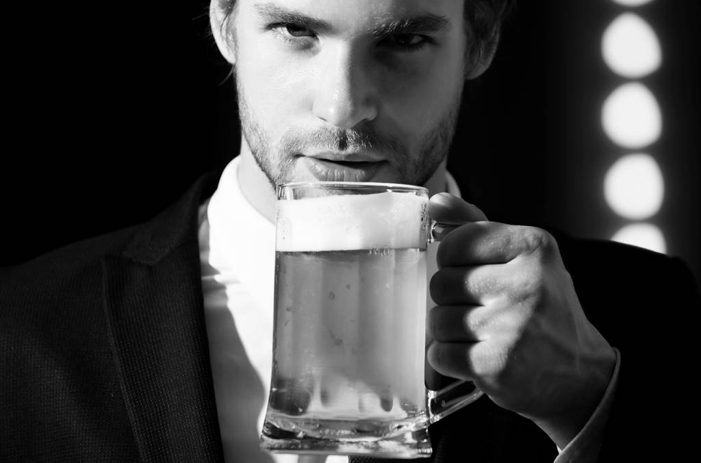 homme ou homme d'affaires tenir verre de bière, réunion et se détendre
 - Photo, image