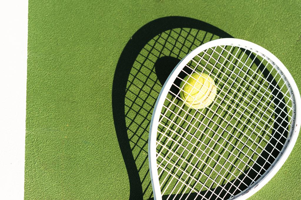 テニス ラケットとボール グリーン テニス コートの上に横たわるの平面図 ロイヤリティフリー写真 画像素材