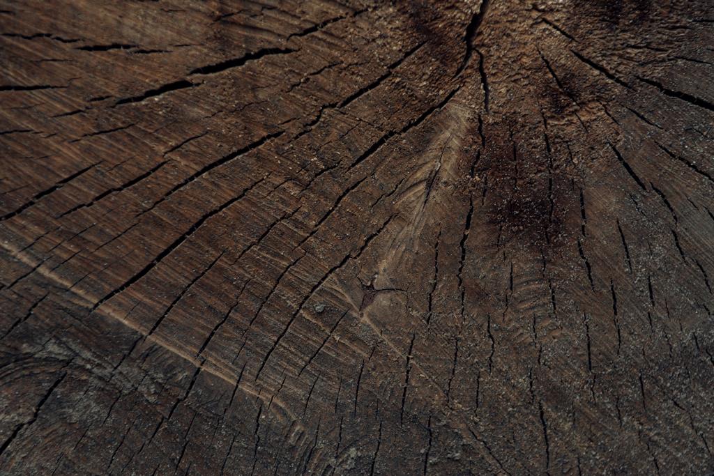 Nahaufnahme von dunkelbraunen rissigen hölzernen strukturierten Hintergrund  - Foto, Bild