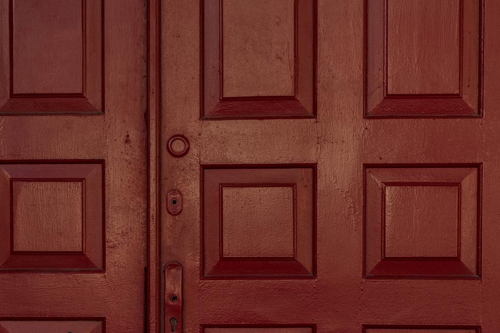 régi sötétbarna fából készült ajtók háttér - Fotó, kép