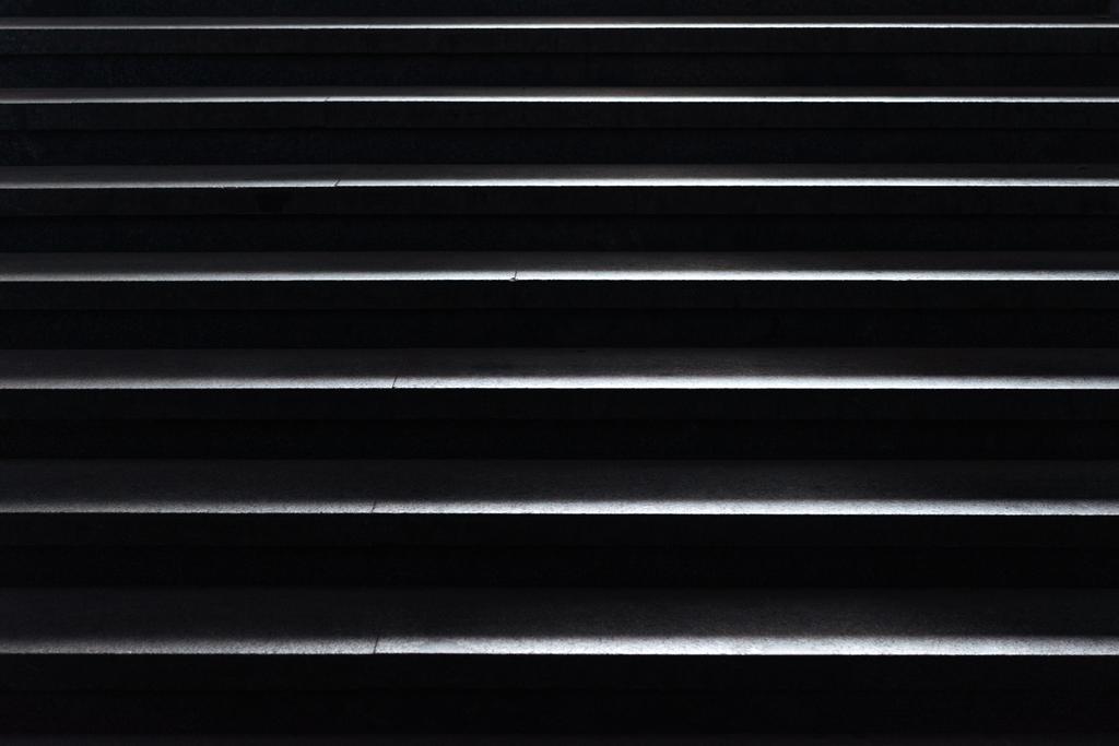 siyah, tam kare görünümü parlak yatay metal şeritler - Fotoğraf, Görsel