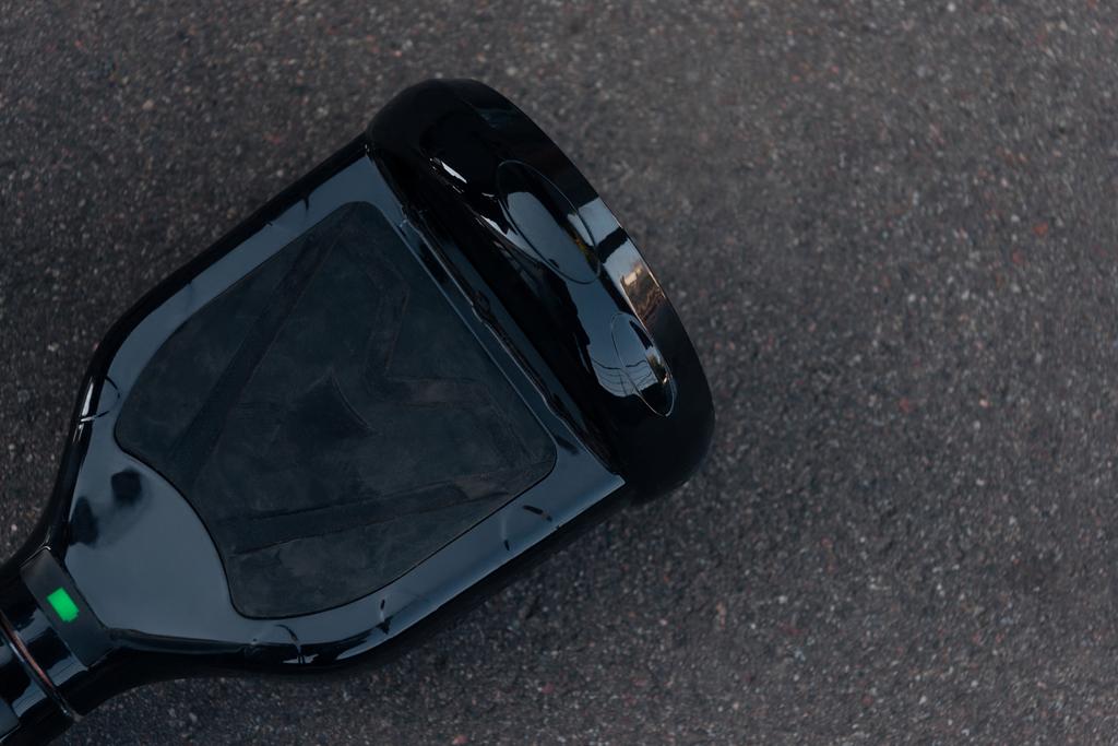 vista superior del tablero negro del uno mismo-equilibrio en la calle
   - Foto, Imagen