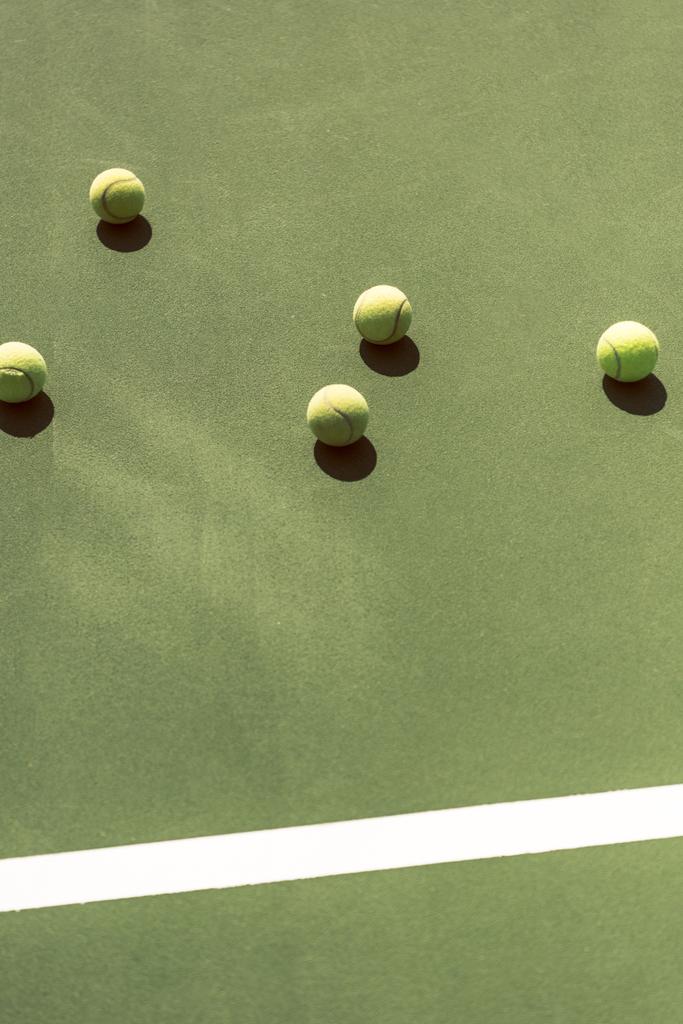 Zamknij widok piłek tenisowych na kort tenisowy zielony - Zdjęcie, obraz