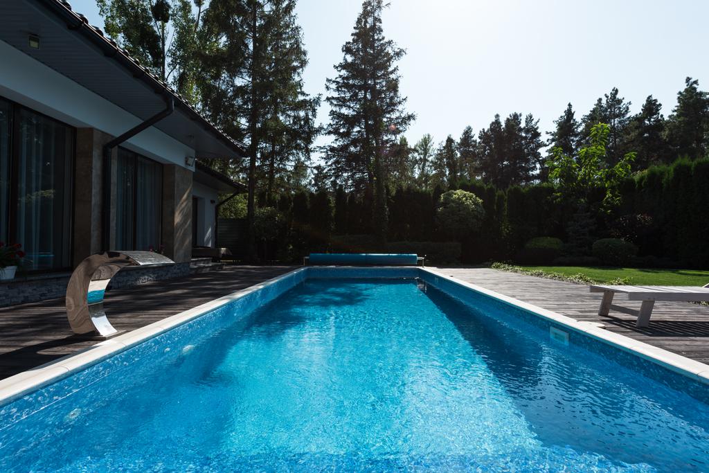 vista della casa moderna con piscina blu
  - Foto, immagini