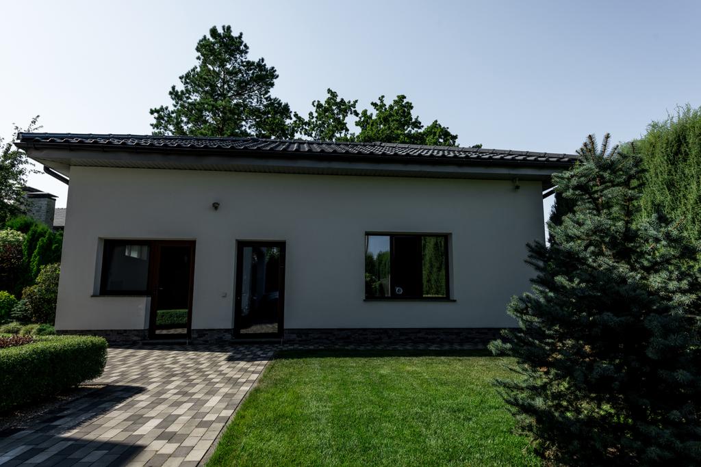entrée de la maison moderne avec pelouse verte
 - Photo, image
