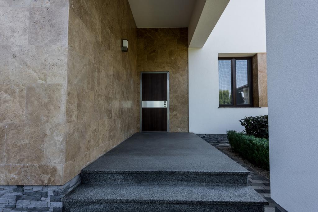 bejárati ajtó új, modern ház  - Fotó, kép