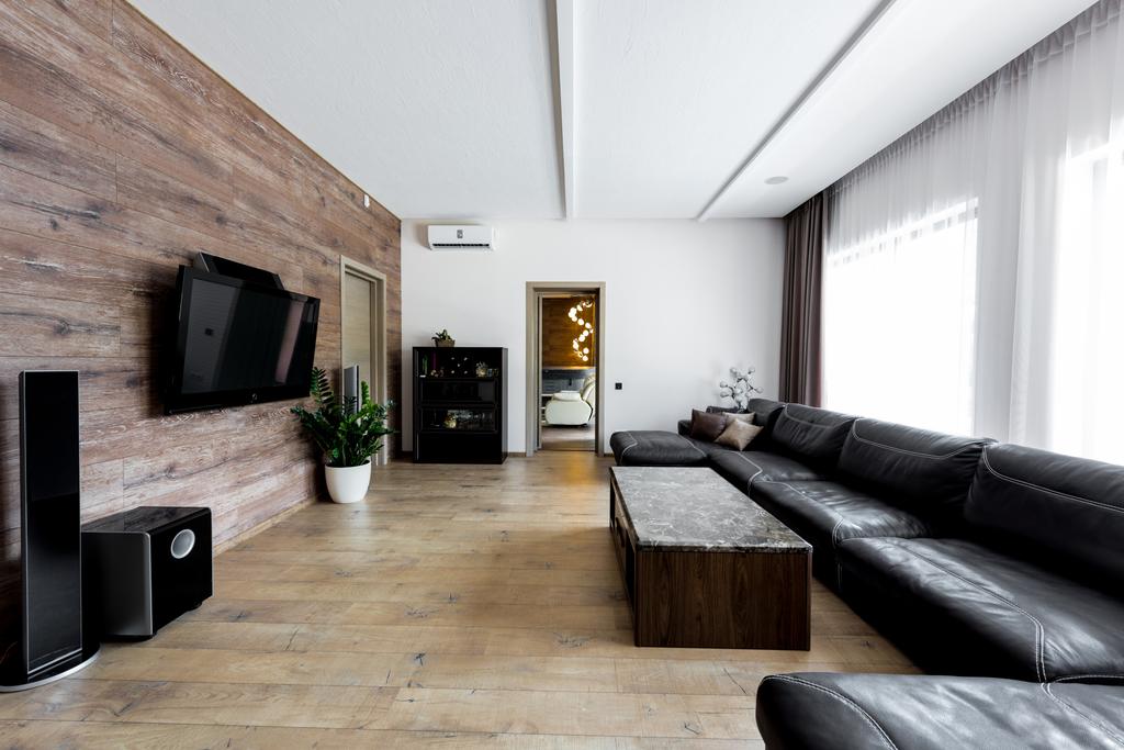 vista interior da sala de estar moderna vazia com sofá e TV
 - Foto, Imagem