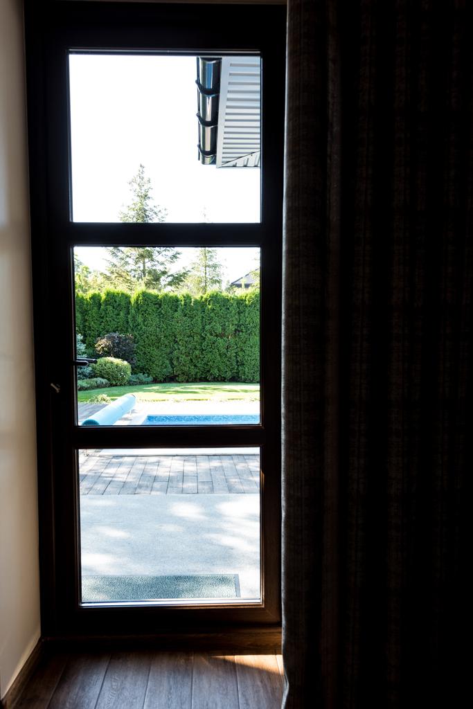 a belső udvarra garden modern üveg ajtó - Fotó, kép