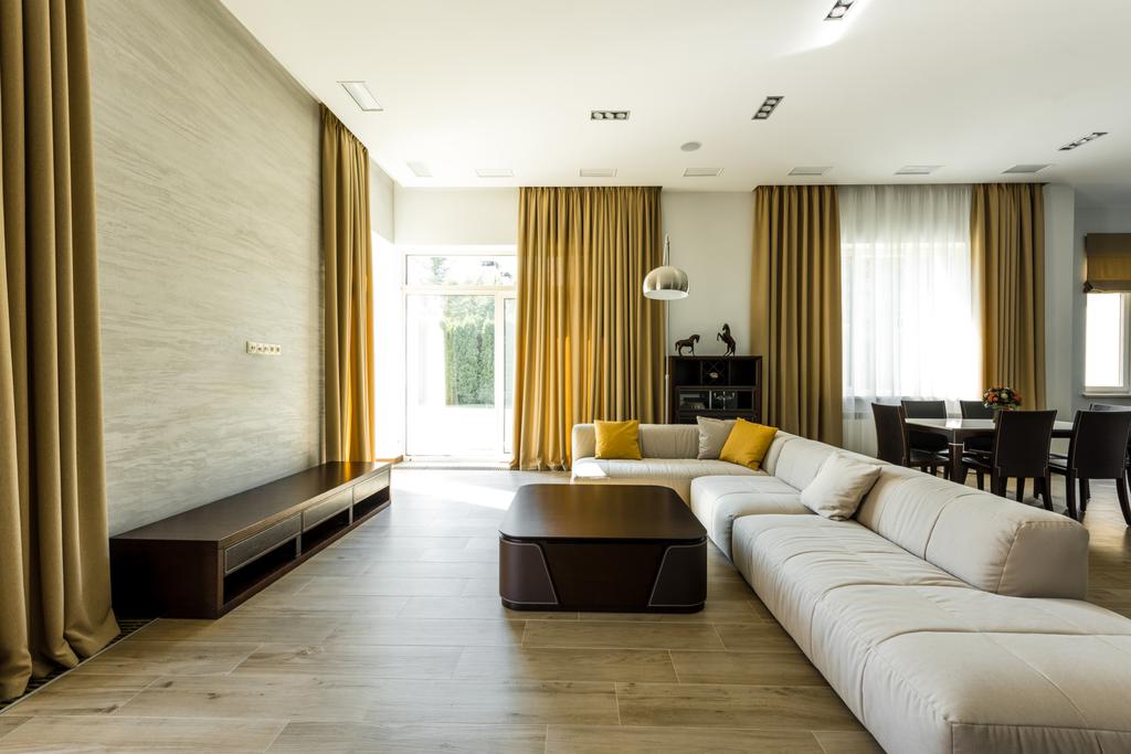 interiér prázdné moderního obývacího pokoje s pohovkou a lampy - Fotografie, Obrázek