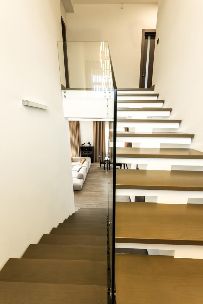 vue intérieure des escaliers modernes avec balustrades en verre au salon
 - Photo, image