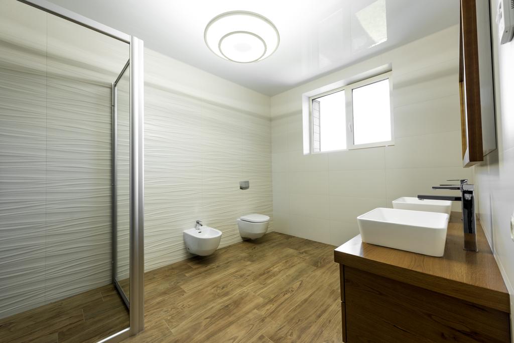 bagno moderno con doccia in vetro, WC, bidet e due lavandini
 - Foto, immagini