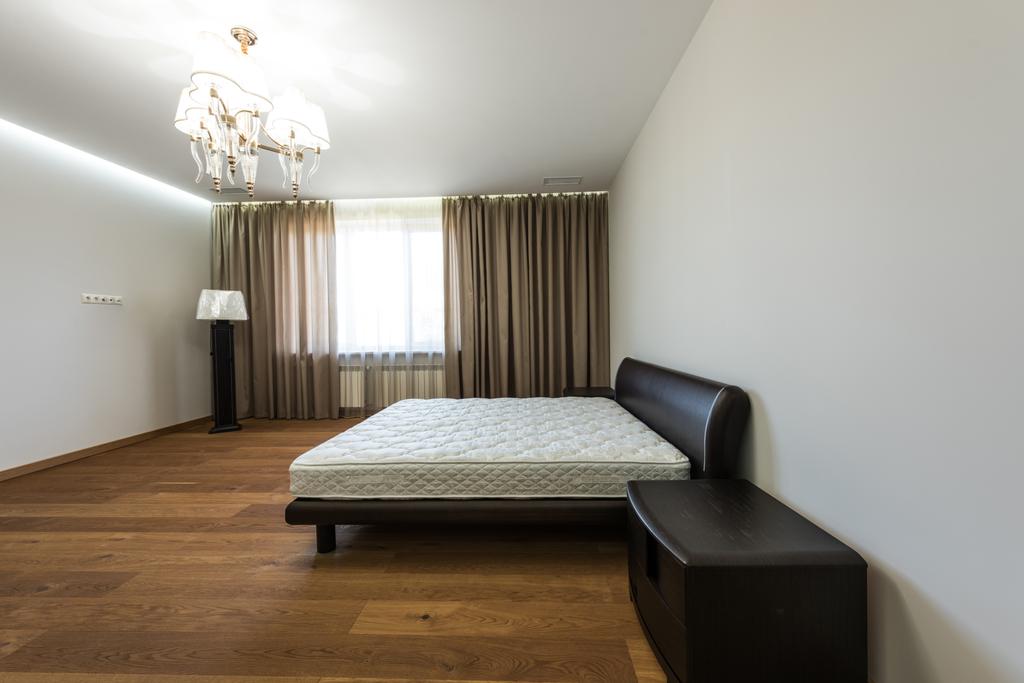 интерьер пустой спальни с занавесками на большом окне и матрасом на кровати
  - Фото, изображение