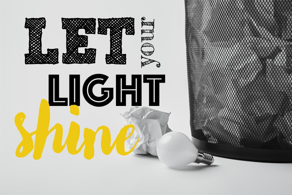 hehkulamppu rypistynyt papereita toimistossa roskakoriin valkoinen "anna valon loistaa" inspiraatiota
 - Valokuva, kuva