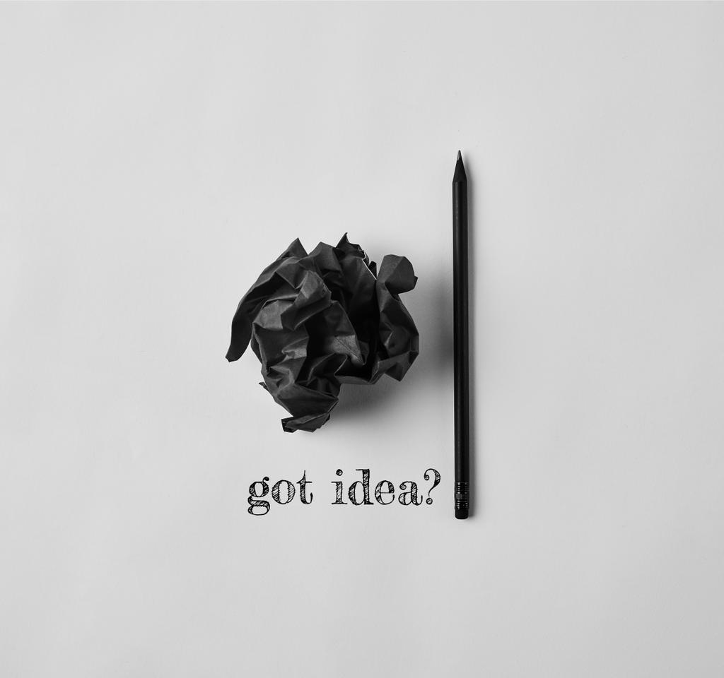 vista dall'alto di carta accartocciata nera e matita con "hai idea?" iscrizione su superficie bianca
 - Foto, immagini