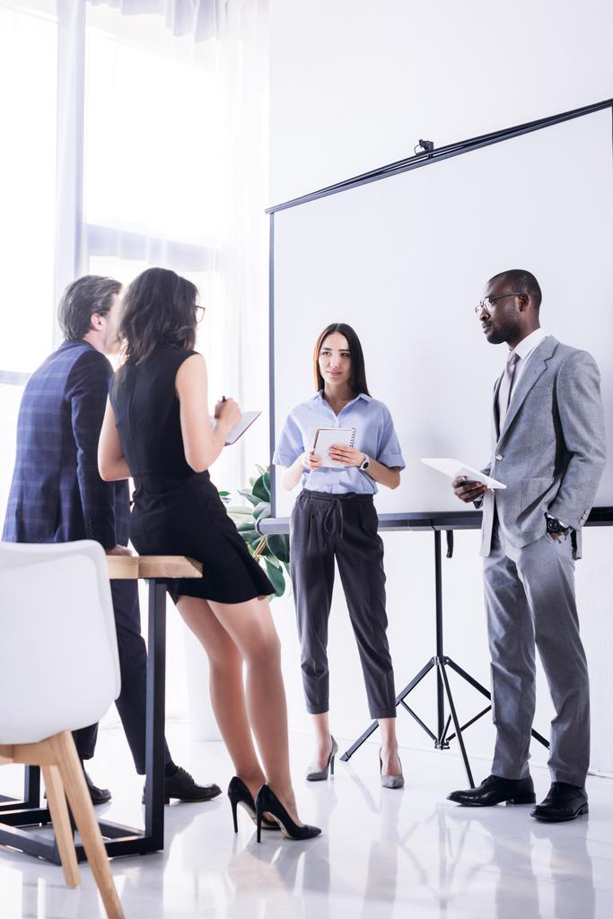 grupo multiétnico de empresários em vestuário formal discutindo projeto em conjunto no escritório
 - Foto, Imagem
