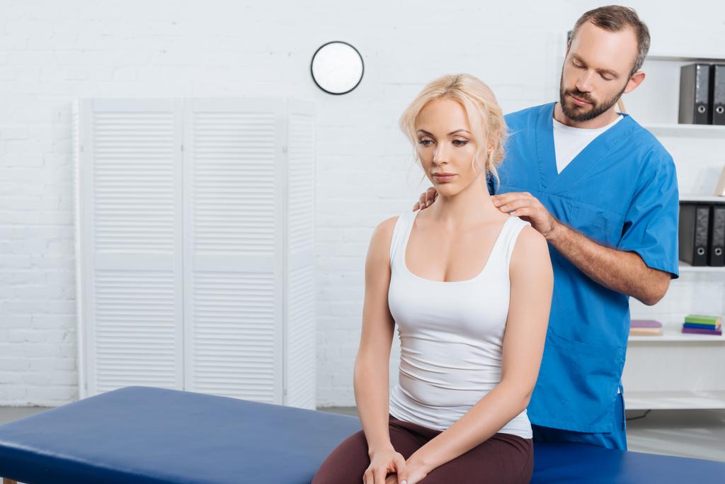 fyzioterapeut masážní Zenske ramena na masážní stůl v nemocnici - Fotografie, Obrázek