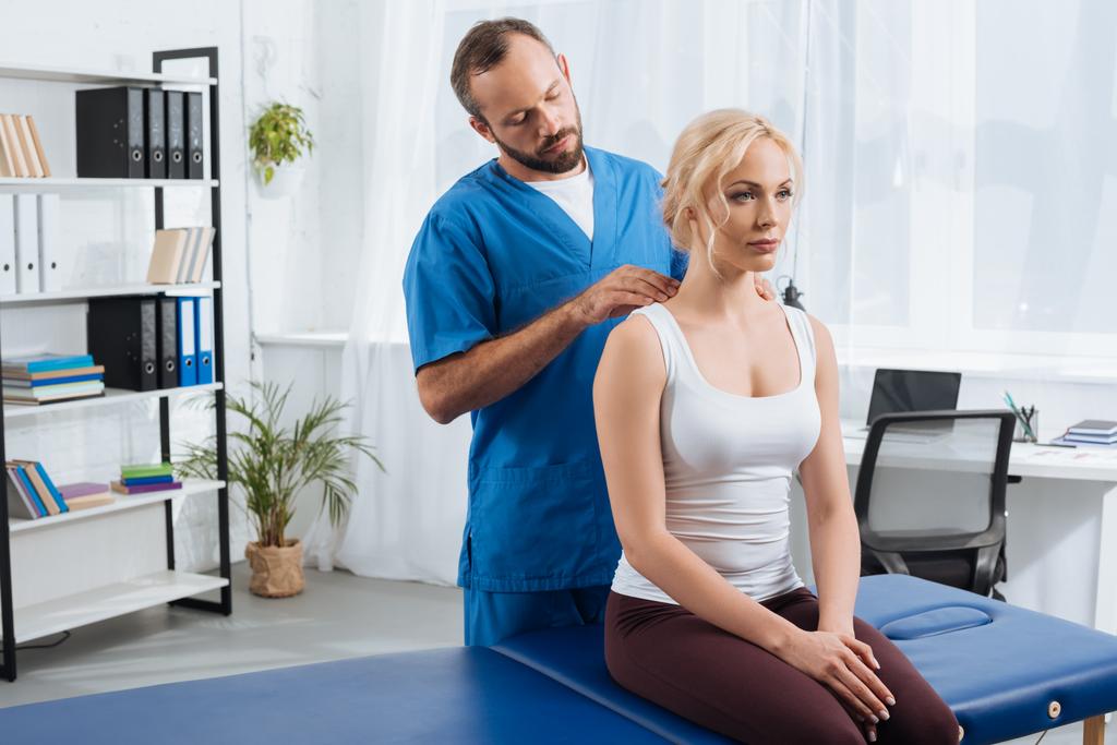 fisioterapeuta masaje mujeres hombros en mesa de masaje en el hospital
 - Foto, imagen